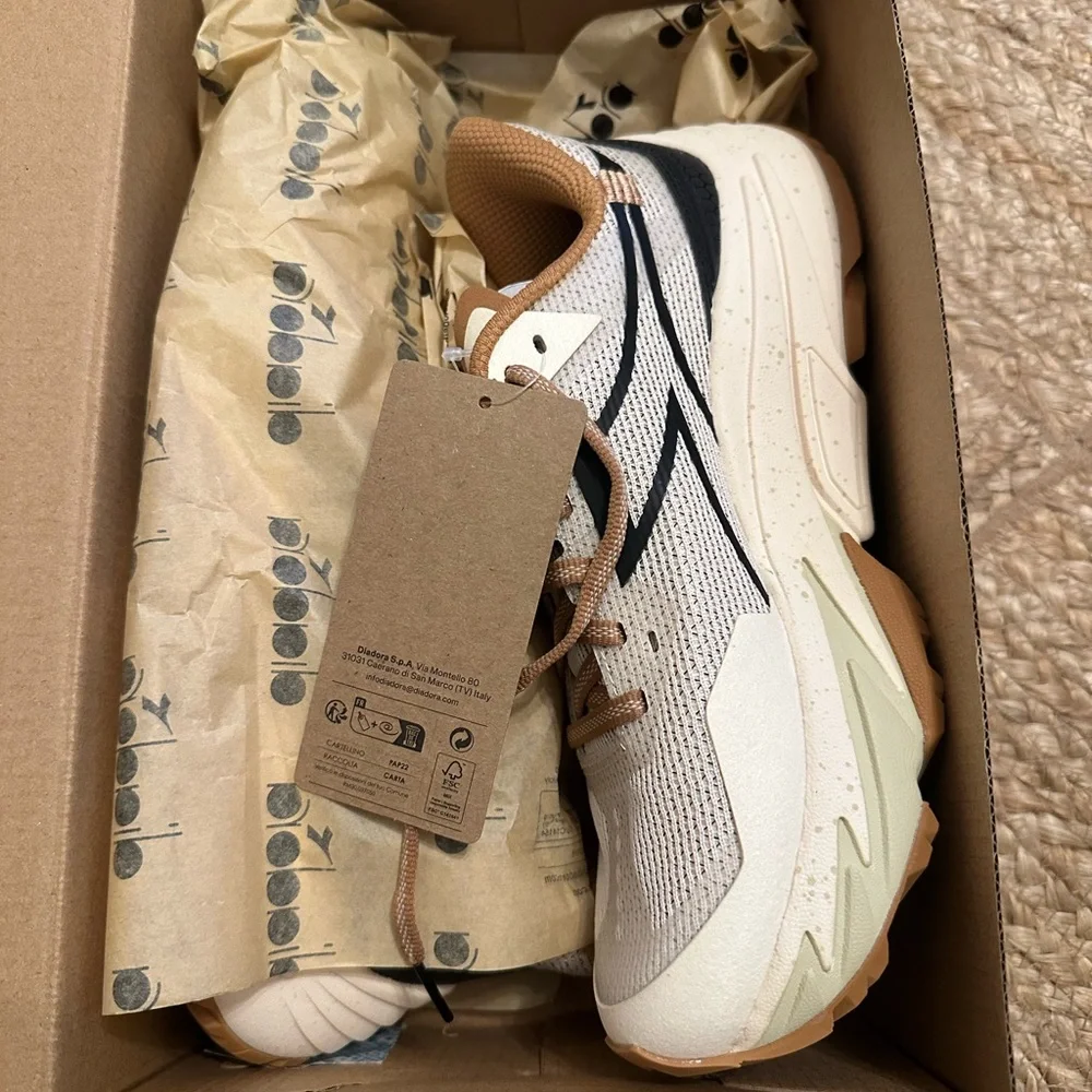 NWT Diadora Sestiere XT 2 Trail Running Shoes in Tan, White and Black - Picture 2 of 5